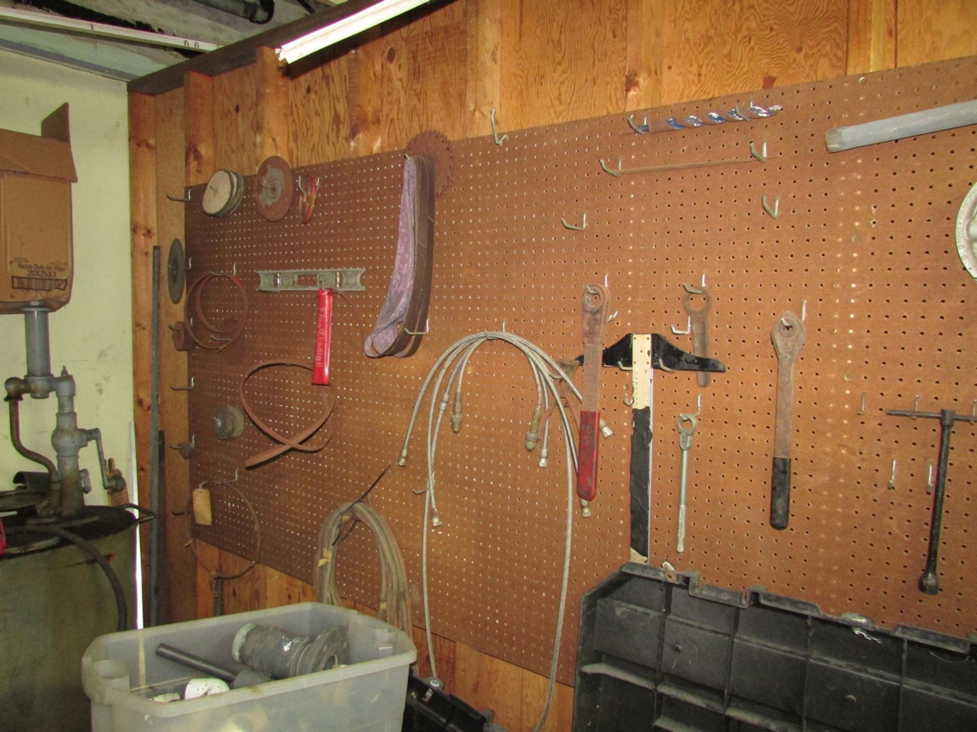 Contents of Tool Room, To Include Adjustable Shelving Units, Assorted Hand Tools, Pipe Wrenches, - Image 18 of 32