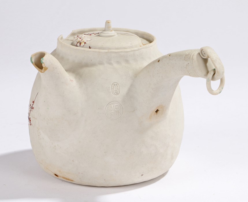 Japanese teapot, the body with polychrome foliate decoration, the side handle with ring finial, - Image 3 of 3
