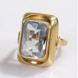 8 carat gold ring, set with a pale blue stone, total weight 4.5 grams