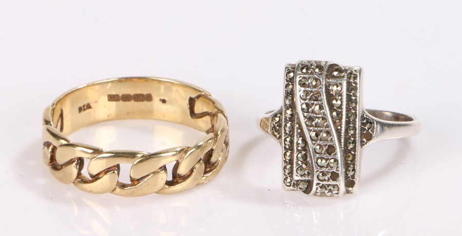 9 carat gold ring, with linked design, 4.2 grams, together with a silver ring, (2)