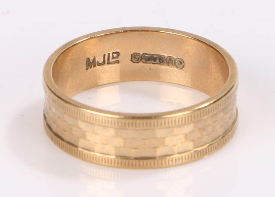 9 carat gold wedding band, 3.3 grams