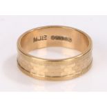 9 carat gold wedding band, 3.3 grams