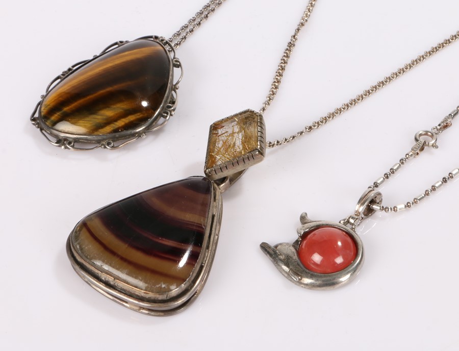 Jewellery, to include a tigers eye pendant, an agate example and a another, (3)