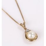 9 carat gold pendant necklace, set with a pearl, 2.6 grams