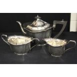 Plated three piece tea set, consisting of teapot, milk jug and sugar bowl (3)