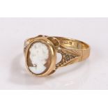 9 carat gold cameo ring, with a cameo to the head