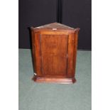 Georgian style oak hanging corner cupboard, with down swept pediment above a cupboard door, 49cm