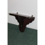 Mahogany wall bracket, the serpentine front shelf on a pierced support and shaped back plate, 33cm