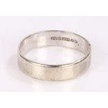 9 carat white gold wedding band, 4.2 grams