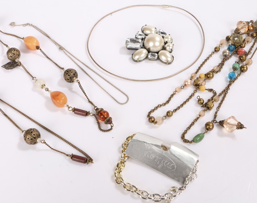 Jewellery, to include necklaces, brooch, etc