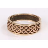 9 carat gold ring, with a crisscross design, 4.7 grams