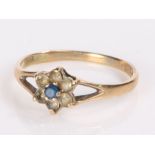 9 carat gold ring, with a flower head design