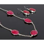 Ruby and silver jewellery set, with a necklace set with fifteen rubies set to the silver links, 75cm