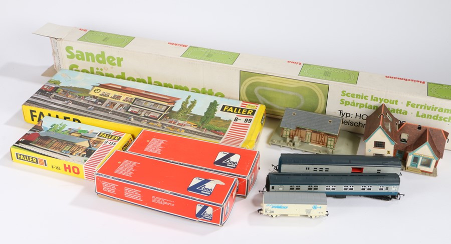 Model railway accessories, to include Sander faux grass model layout, Faller B-99 station building