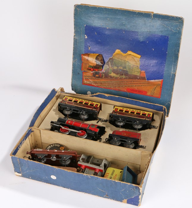 Hornby: A Hornby `O` Gauge clockwork Passenger Set, comprising an 0-4-0 Tender Locomotive No.3435,