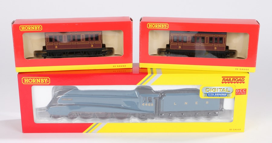 Hornby engine R339 "Mallard" L.N.E.R. class A4 4468 with sound, two R468 LMS 4 wheel coaches (3)