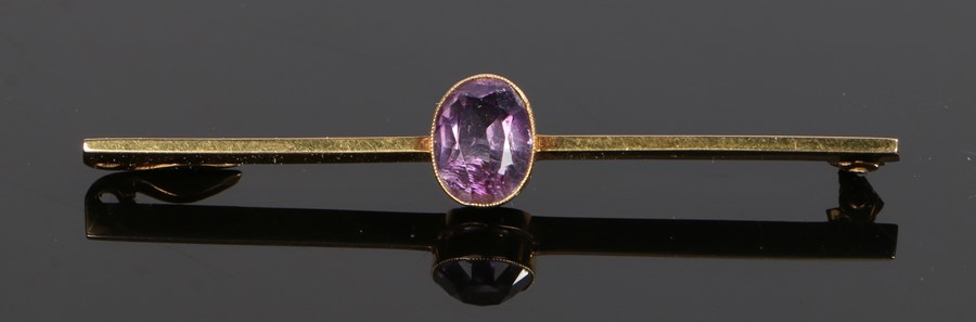 Amethyst set bar brooch, with an oval amethyst, 3.9 grams