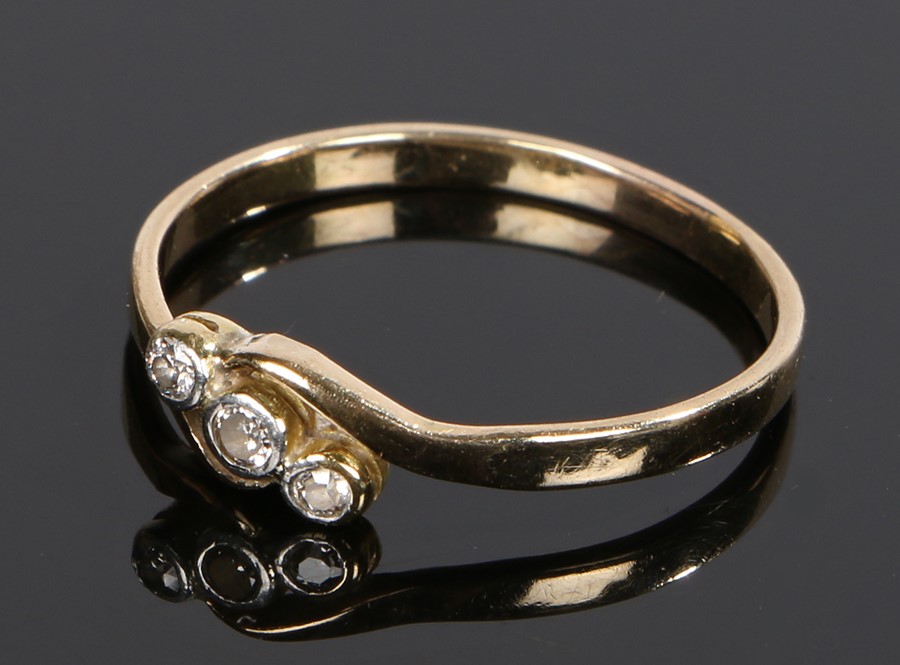 Diamond set ring, with three diamonds to the head, ring size W