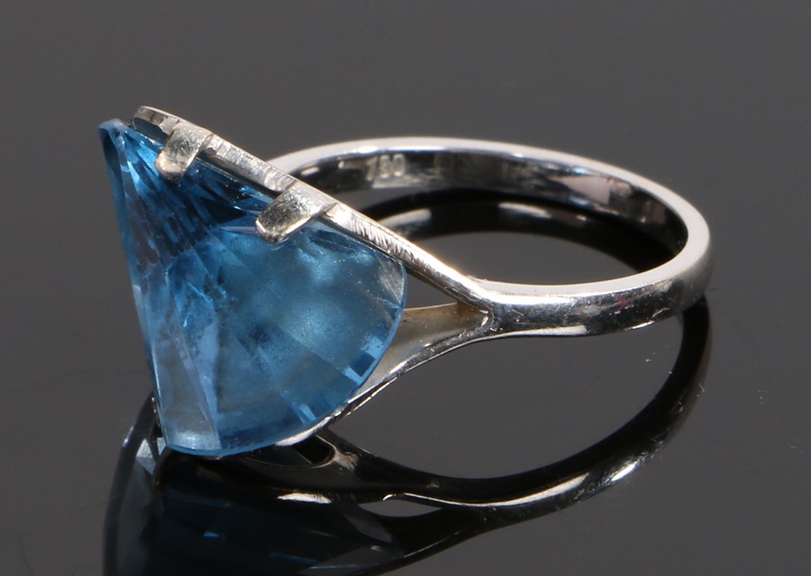 18 carat white gold and Swiss blue topaz set ring, the blue topaz set to an angle with four claw