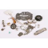 Jewellery, to include a coin bracelet, a pin, brooch, earrings, etc, (qty)