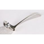 Edward VII silver sifter spoon, Shefffield 1904, maker John Round & Son Ltd (Joseph Ridge), the