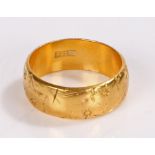 22 carat gold ring, with flower design, 6.5g