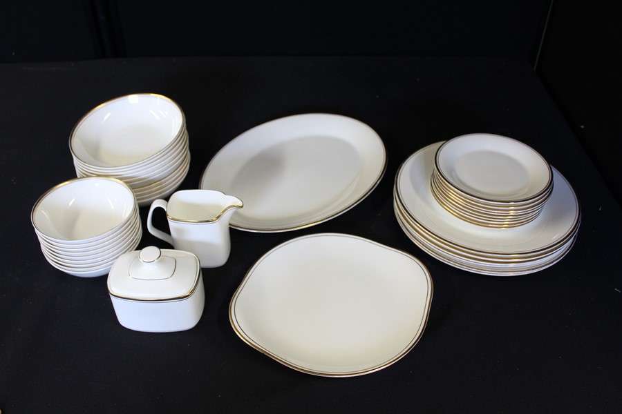 Royal Doulton Good Concord pattern part tea and dinner service, consisting of meat plate, sandwich