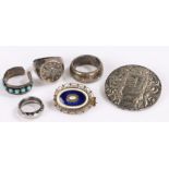 Jewellery, to include a silver ring, two brooches, and further rings