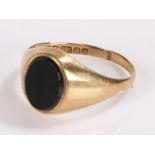 9 carat gold signet ring, set with a onyx stone
