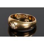 18 carat gold diamond set ring, with a round cut diamond to the head set within the star mount, 3.