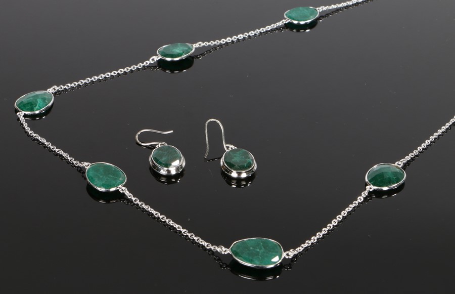 Emerald necklace, with a row of pear cut facetted emeralds, 107cm long, together with a matching