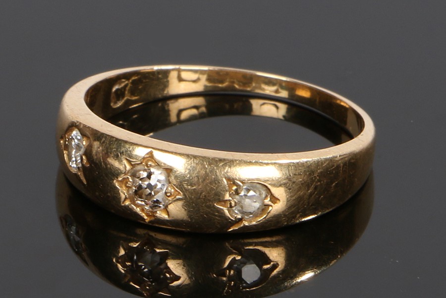 18 carat gold diamond set ring, with three round cut diamonds to the head, ring size P 1/2