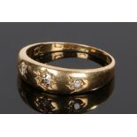 18 carat gold diamond set ring, with three round cut diamonds to the head, ring size P 1/2