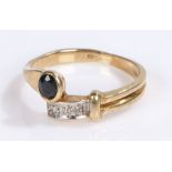 9 carat gold ring, set with a sapphire, 2.6 grams