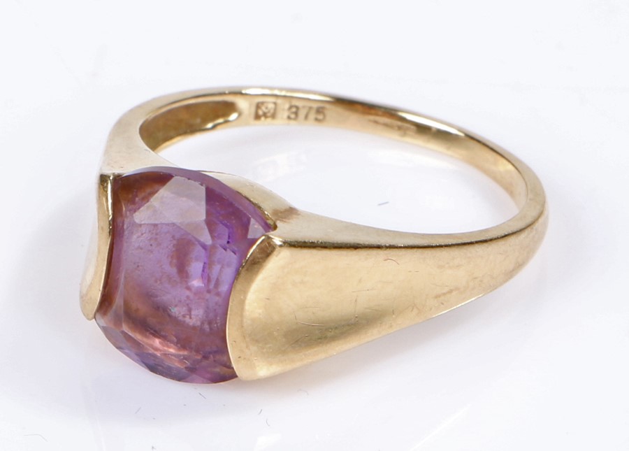9 carat gold amethyst set ring, 3.3 grams, ring size P