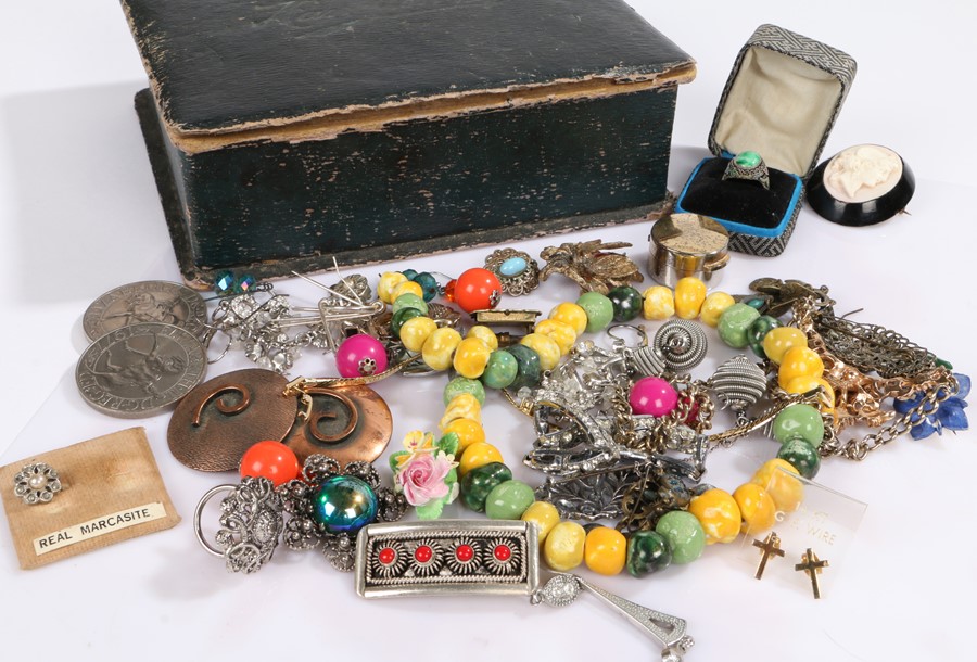 Quantity of jewellery, to include brooches, necklace, cameo and two crowns, (qty)