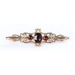 9 carat gold garnet set brooch, with three garnets to the centre, 2.7 grams