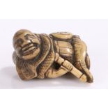 Japanese Edo period bone netsuke, of a crouched warriors holding his shield and weapon, 4.5cm high