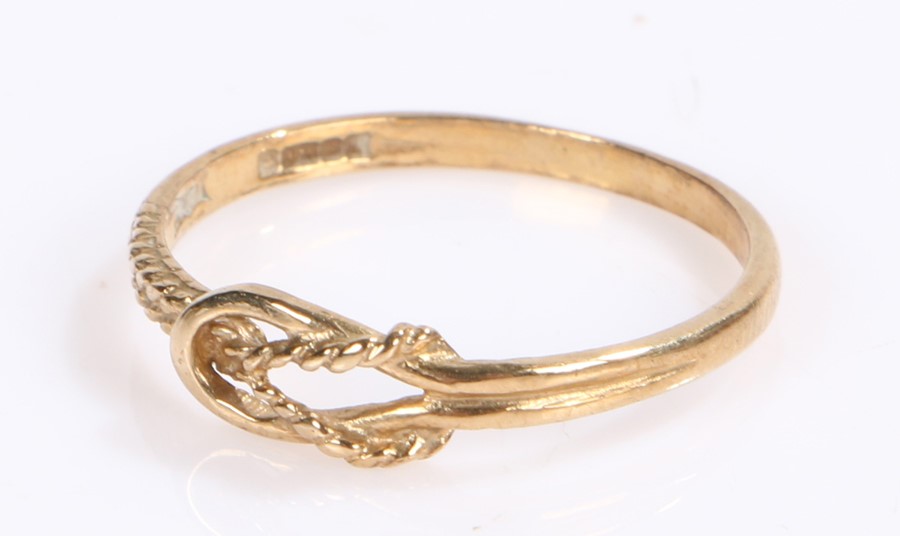 9 carat gold ring, with a loop design, ring size N