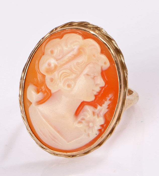 9 carat gold cameo ring, of large size, ring size R 1/2