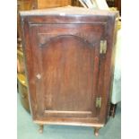 19th Century oak hanging corner cupboard, with panelled cupboard door opening to reveal three shaped