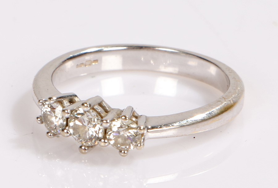 18 carat gold diamond ring, set with three diamonds to the head, 0.5 carat, ring size M