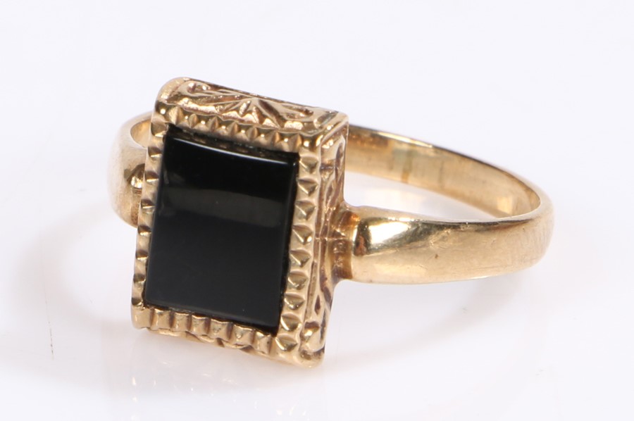 9 carat gold signet ring, with an onyx head, ring size O