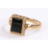 9 carat gold signet ring, with an onyx head, ring size O