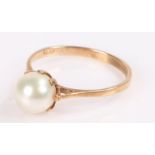 9 carat gold ring, with a pearl to the head, ring size L