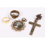 Mixed jewellery, to include a cross, pendant and two rings