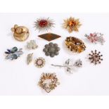 Quantity of brooches of various design to include star burst examples, teddy bear, kingfisher and
