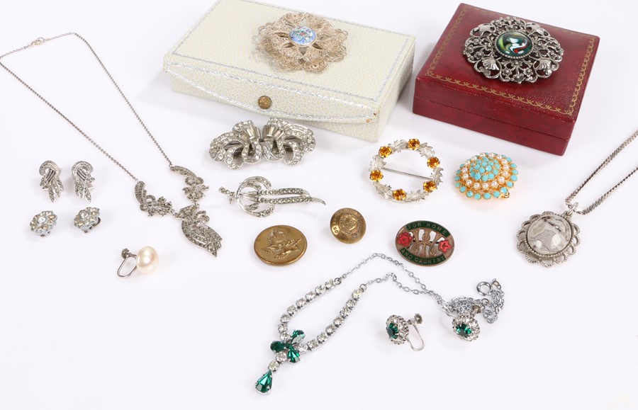 Jewellery, to include a silver necklace, brooches, a suite, etc, (qty)