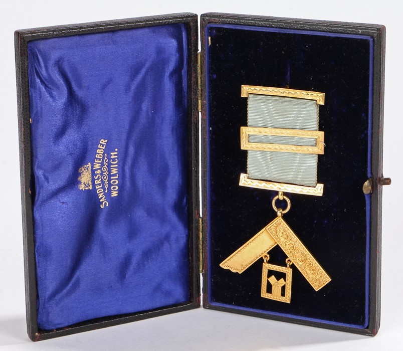 18ct gold Masonic medal, with scroll and foliate decoration, the reverse with presentation