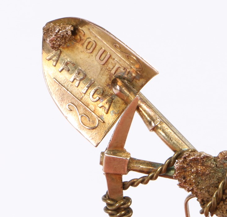 South African gold mining interest, a 9 carat gold brooch with a shovel and pickaxe and a swinging - Image 2 of 2